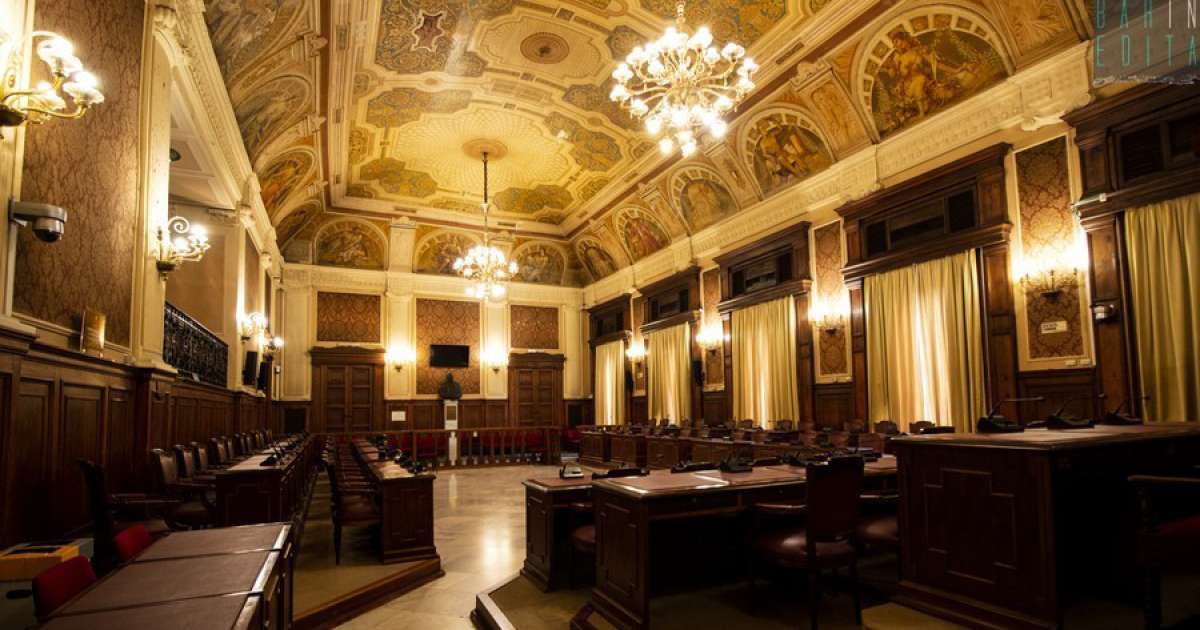 Eleganti sale e incredibili affreschi: � il tesoro nascosto del Palazzo di Citt� di Bari 